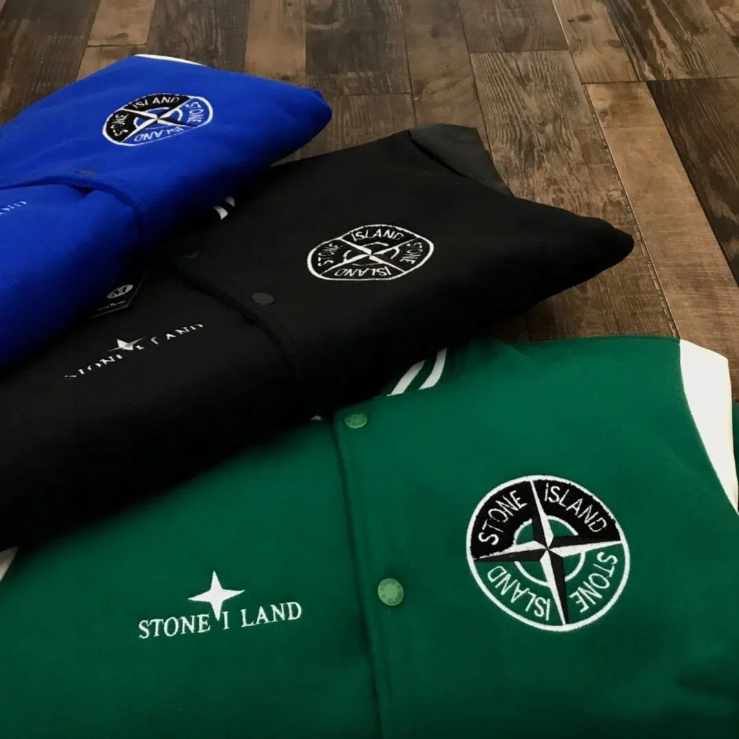 P230 Stone Island spliced PU leather and cotton baseball jacket (couples style three-color hair) Sheep long velvet body spliced PU leather sleeves, custom full towel embroidered logo on the chest and back. Three threads on the cuffs, hem and neck 1:1 custom dyeing No change in shape Original buttons restored 1:1 Loose and versatile Unique design must-have items for fashionistas Double hang tags Double wash Original armbands Couple style three-color hair: black, green, blue Style number: A01# Size: M-2XL